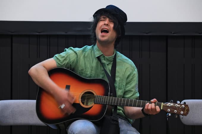 Matej s pesmijo Wish You Were Here na kitari