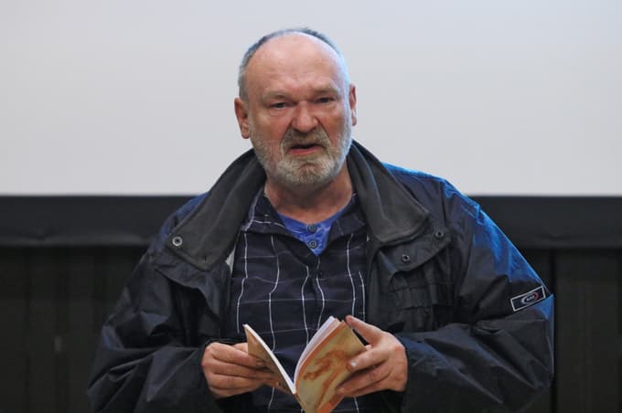 Božidar uteho najde v pisanju pesmi.