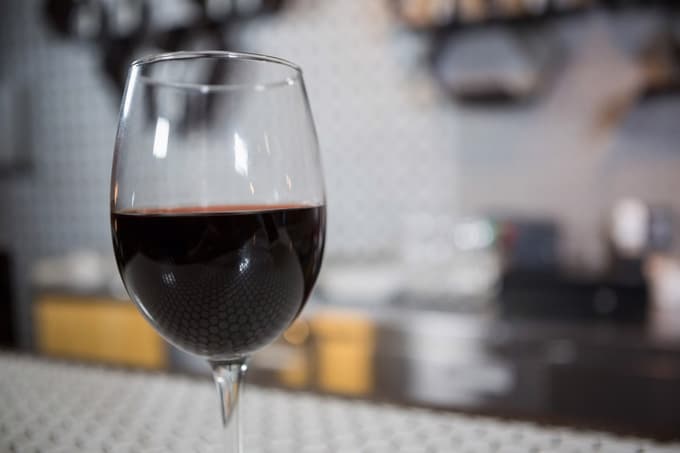 Pogosto slišimo, da je rdeče vino dobro za srce in krvni obtok. Novejše raziskave kažejo, da to ni res, da lahko pitje alkohola vpliva celo na pojav miokardije in srčnega infarkta. 