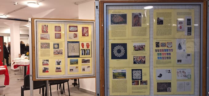 Pri vhodu so prav tako na panojih na ogled slike in zapisi o zgodovini te ročnodelske skupine. Obenem se Milko Linec prestavlja s čipkarsko-filatelistično razstavo Slovenija kleklja.