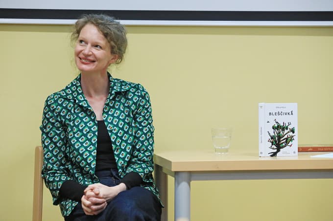 Dekle, obljubljeno soncu, ki je nastalo po istoimenski zbirki ljudskih pravljic iz držav na območju nekdanje Jugoslavije, bo pripovedovala Špela Frlic.