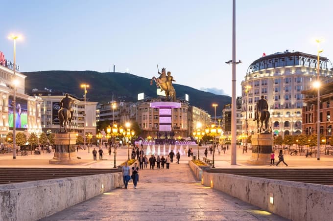 Sami junaki, vsi na konjih in stebrih. Kot bi se ves čas nahajali sredi epske bitke v najmogočnejši državi na svetu.