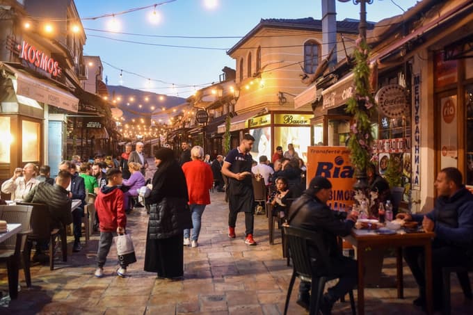 Druga stran Vardarja. Stara čaršija se ponaša s pristnim starodobnim islamskim šarmom in je polna življenja.