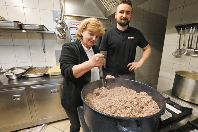 Ivanka in kuhar Žiga delata v kuhinji. Zvesti ostajajo domači hrani.