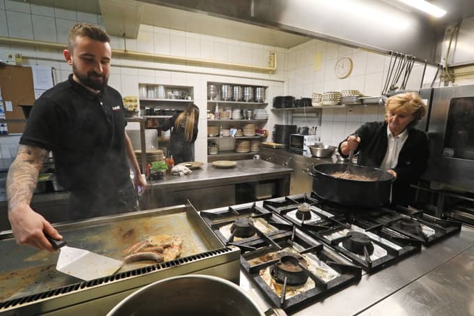 Kuhar Žiga je mojster v kuhinji