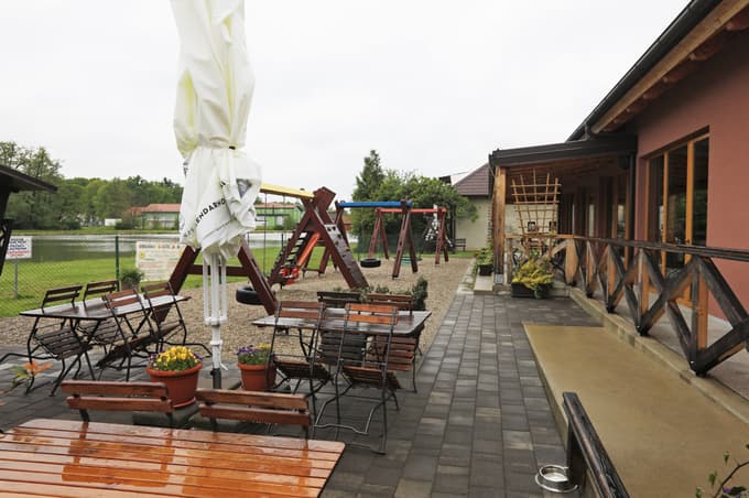 Terasa, hišice in igrala so polni gostov ob toplih dneh.