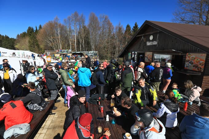 (FOTO in VIDEO) Čudovito pomladno smuko na Pohorju izkoristila množica obiskovalcev