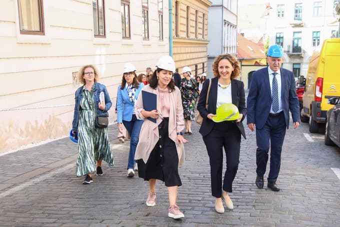 Branko Bačić (desno) ne vidi težav v tem, da bi mladi živeli v stanovanjih velikosti njegove pisarne.