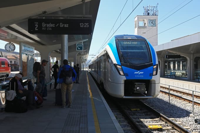 Iz Maribora vlak proti Gradcu vozi vsak dan.