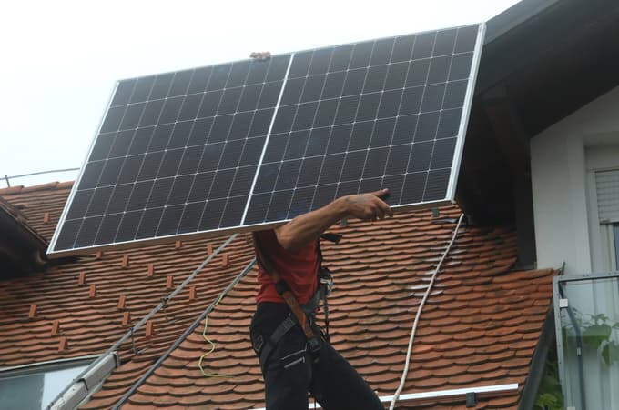 V družbi SunContract, ki ima desetodstotni tržni delež na področju samooskrbnih sončnih elektrarn, opozarjajo, da se bodo v prihodnje stroški dobaviteljev v tem segmentu še povečali. 