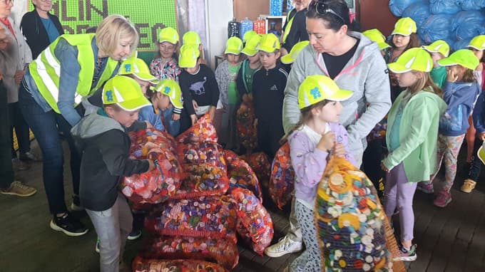 Najmlajši so pridni pri zbiranju, pa tudi natovarjanju zamaškov.