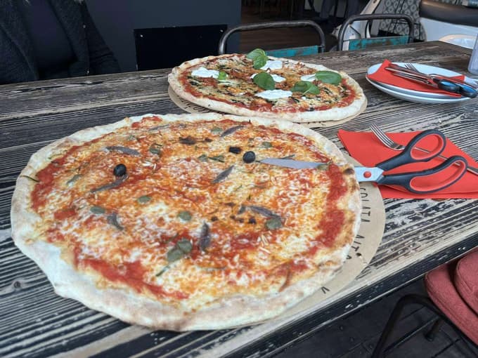 Pri rezanju pice s škarjami je prisotnega tudi nekaj spektakla.