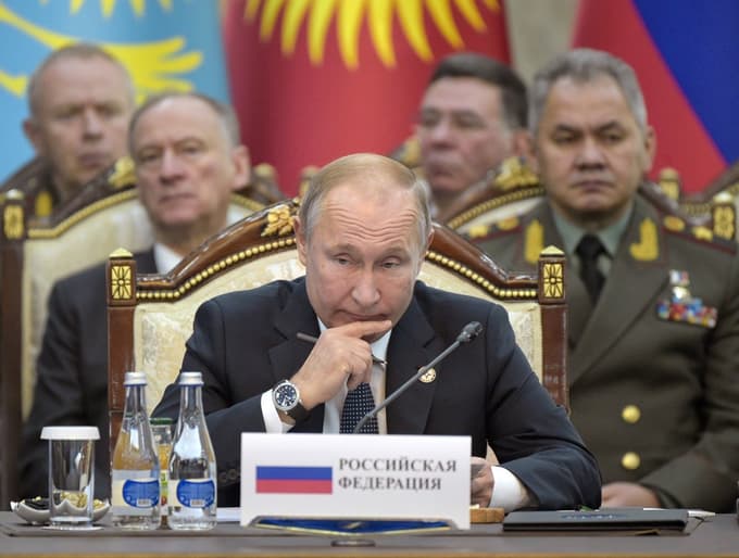 Med člani ruske politične elite, ki pri Putinu vzbujajo največ skrbi, izstopa Sergej Šojgu (na fotografiji desno zadaj). 