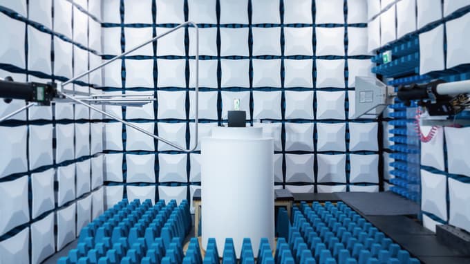 Neodmevna komora je del laboratorija za elektromagnetno združljivost.  