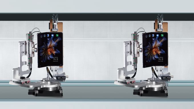 Laboratorij za zanesljivost: Testiranje vzdržljivosti tečaja pri pregibnih mobilnikih. 