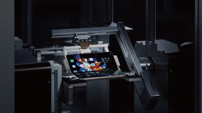 Laboratorij za zanesljivost: Testiranje vzdržljivosti tečaja pri pregibnih mobilnikih. 