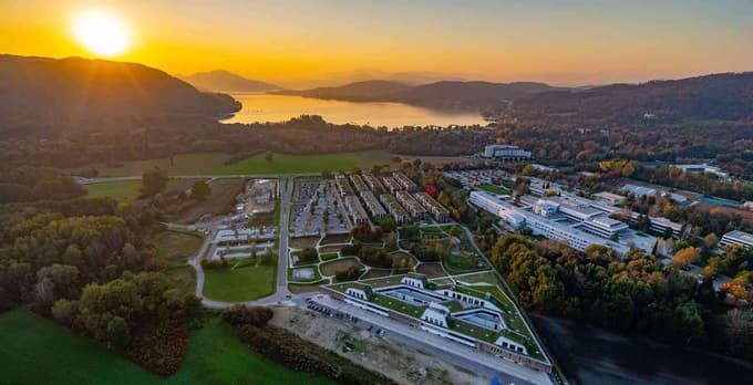 Znanstveni in tehnološki park Lakeside je v bližini univerz. Univerza v Celovcu je v njegovi neposredni bližini, tam so tudi inkubatorji za zagonska podjetja, raziskovalne inštitucije, podjetja ...