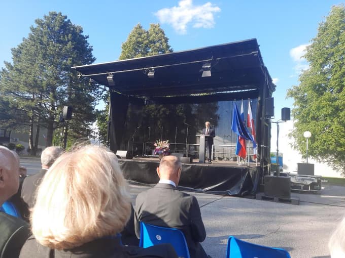 Rudolf Moge med svojim nagovorom v Pekrah