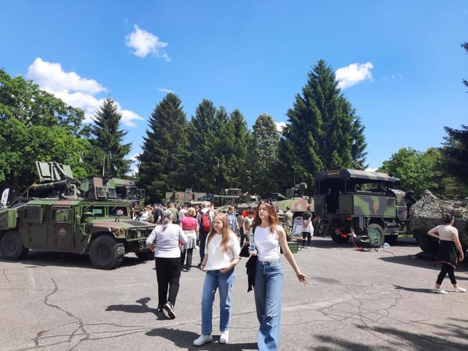 Številni obiskovalci na dnevu odprtih vrat v Vojašnici generala Maistra v Mariboru.