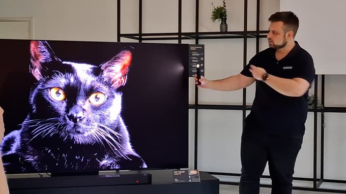 Prvi OLED televizijski sprejemnik brez bleščanja na svetu: Samsung OLED TV, model S95D. 
