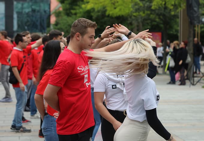 (VIDEO in FOTO) Maturantska četvorka v Mariboru: Na ulicah spet mladostna energija in ples