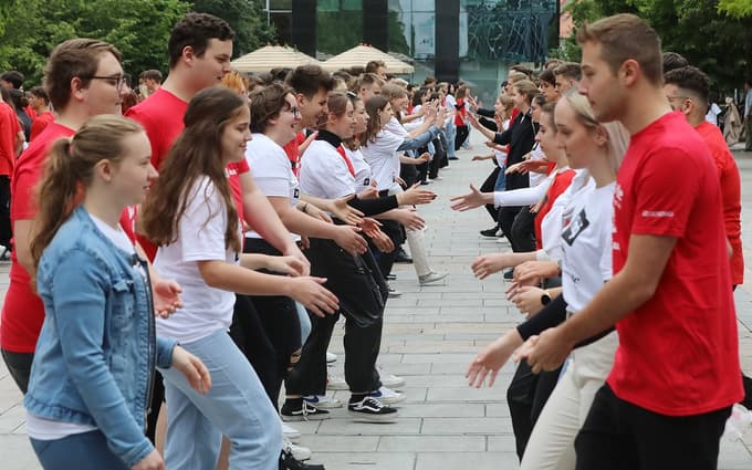 (VIDEO in FOTO) Maturantska četvorka v Mariboru: Na ulicah spet mladostna energija in ples