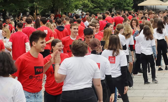 (VIDEO in FOTO) Maturantska četvorka v Mariboru: Na ulicah spet mladostna energija in ples