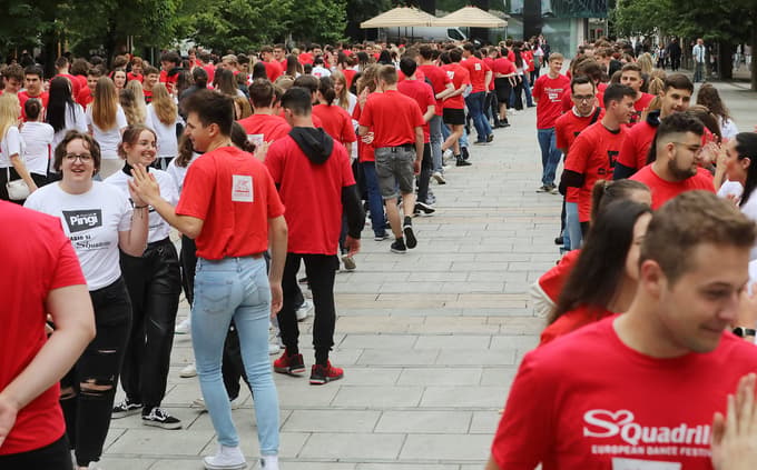 (VIDEO in FOTO) Maturantska četvorka v Mariboru: Na ulicah spet mladostna energija in ples