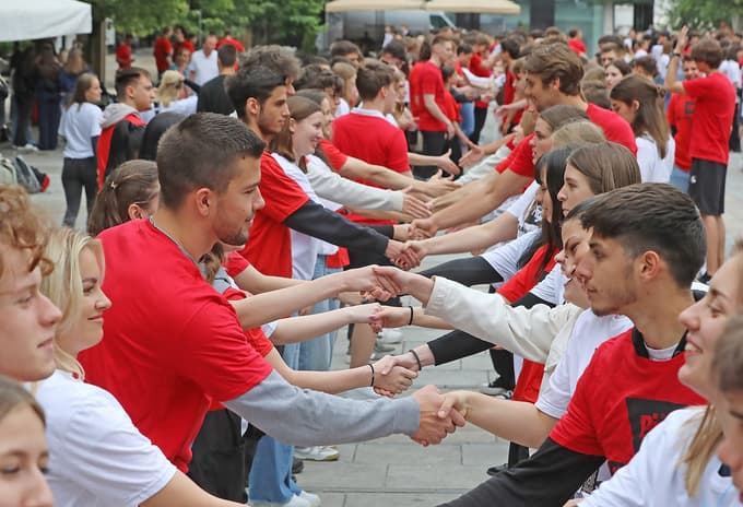 (VIDEO in FOTO) Maturantska četvorka v Mariboru: Na ulicah spet mladostna energija in ples
