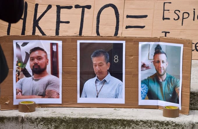 Trickett se je 13. maja skupaj s še dvema osumljencema pojavil na sodišču Westminster Magistrates' Court, obtožen pa je bil ogrožanja nacionalne varnosti.