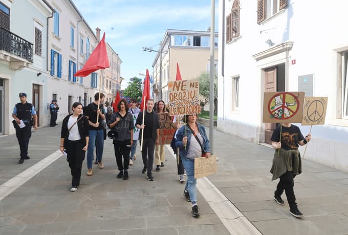 (FOTO) Protest v Kopru proti vplutju ladje, ki naj bi prevažala orožje v Izrael: "Izrael bombardira, Koper transportira"