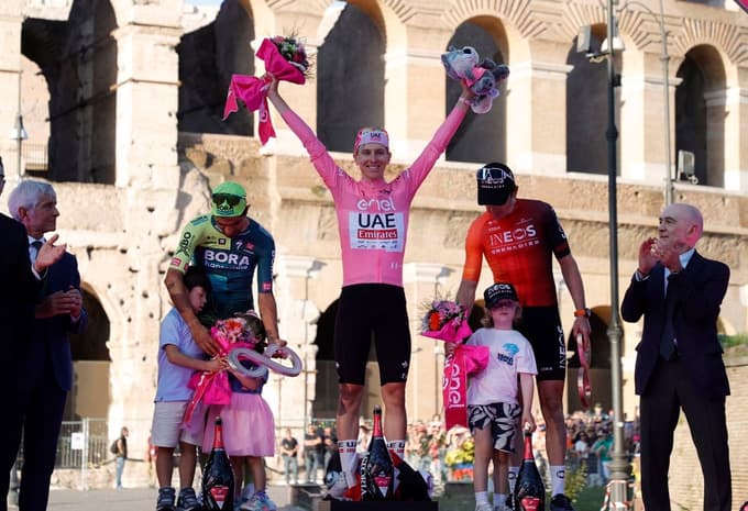 Družbo na stopničkah sta Tadeju Pogačarju delala Daniel Felipe Martinez (levo) in Geraint Thomas. 
