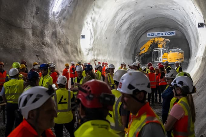 (FOTO in VIDEO) Na trasi drugega tira izkopali najdaljši predor v državi. Veste, koliko meri?