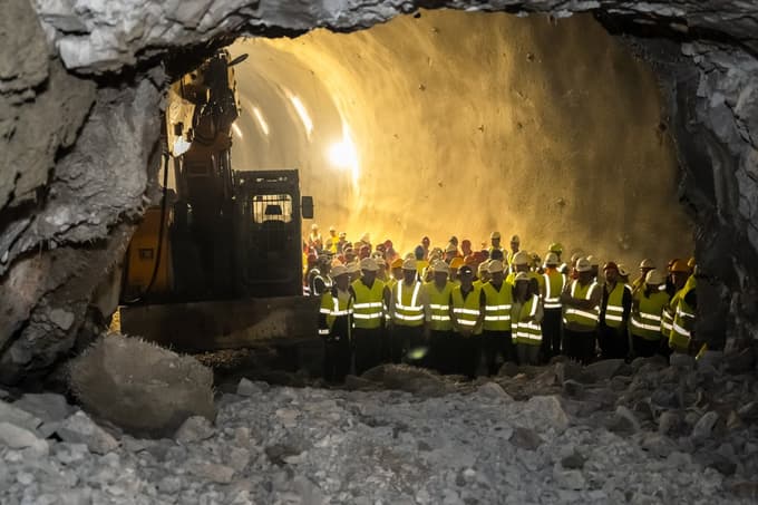 (FOTO in VIDEO) Na trasi drugega tira izkopali najdaljši predor v državi. Veste, koliko meri?