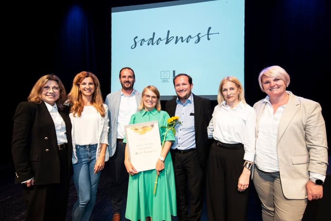 Metka Kostanjevec ob prejemu nagrade z nekaterimi sodelavci.