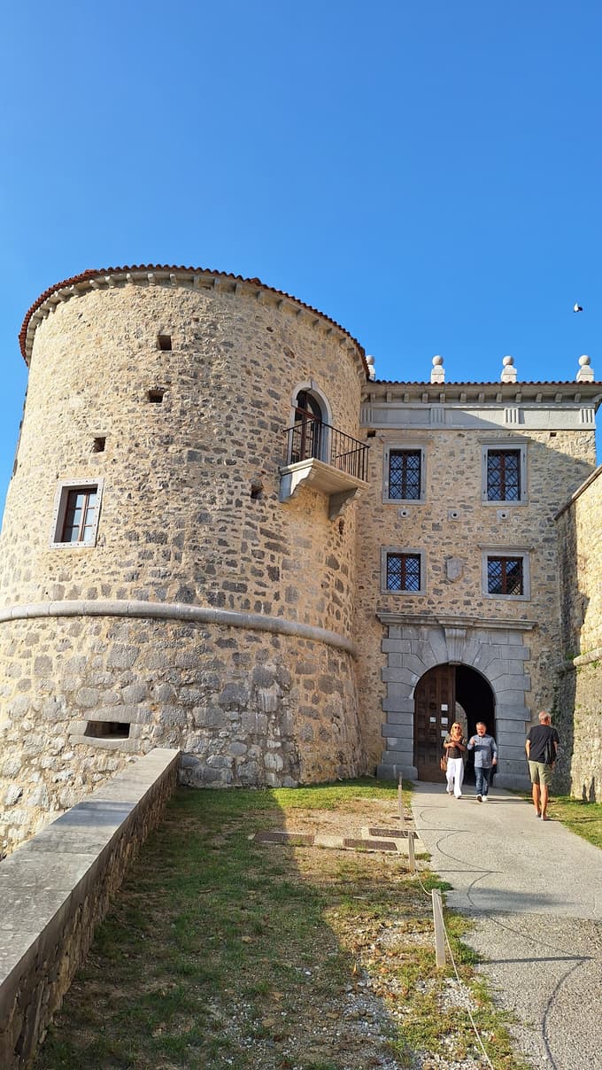 Vhod v prvo dvorišče gradu Rihemberk