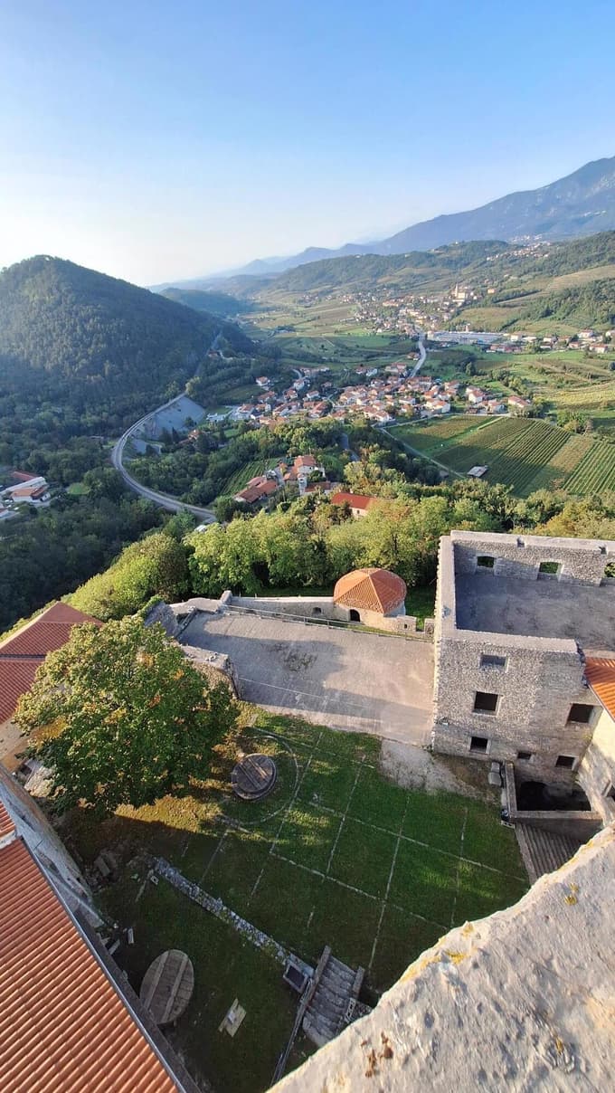 Grad Rihemberk je na strateški poziciji nad Vipavsko dolino, na prehodu s Krasa.