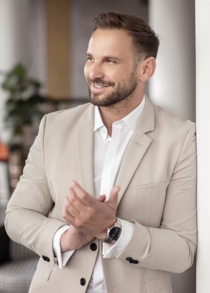 "Morda bi bila družba danes bolj zdrava, če bi si znali nekoliko pogosteje priznati, da nismo popolni. Da ni nič narobe, če človek včasih pade, podvomi vase ali potrebuje pomoč."