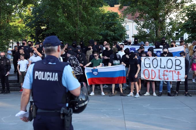 (FOTO in VIDEO) Skupina zamaskirancev z baklami marširala v središču Ljubljane, skandirali so protimigrantska gesla