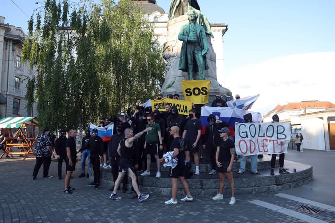 Samooklicana Slovenska obrambna straža junija sredi Ljubljane. 