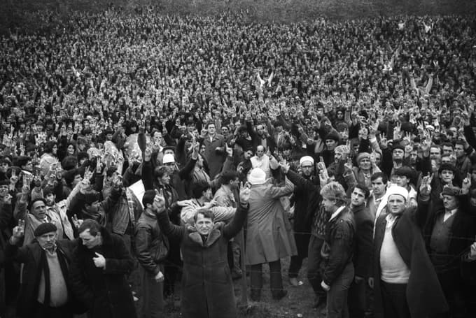 Izbor Toma Jeseničnika za razstavo ob 60. obletnici rojstva Alojza Krivograda - Futyja Iskal sem življenje, našel sem smrt. Na posnetku: Kosovo. Bolj natančne lokacije niso znane, zato so fotografije bolj ali manj poimenovane le po državi oziroma nekdanji republiki oziroma pokrajini, kjer so nastale.