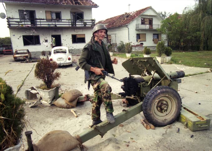 Izbor Toma Jeseničnika za razstavo ob 60. obletnici rojstva Alojza Krivograda - Futyja. Na posnetku: Hrvaška. Bolj natančne lokacije niso znane, zato so fotografije bolj ali manj poimenovane le po državi oziroma nekdanji republiki oziroma pokrajini, kjer so nastale.