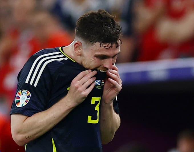 Andy Robertson tudi v navalu največje nogometne evforije na Škotske ni pozabil na prijatelja.