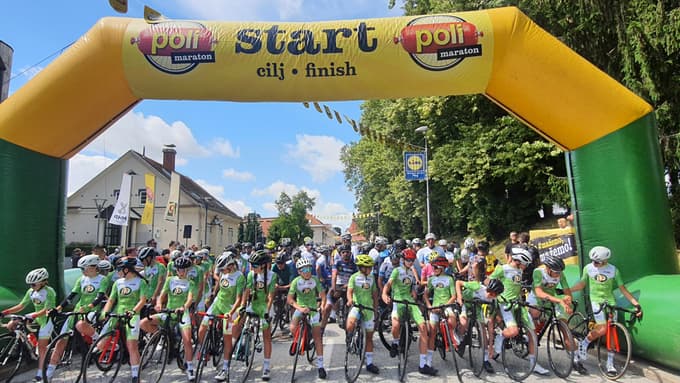 Poli je za svojega abrahama prejela nagrado za znamko leta.