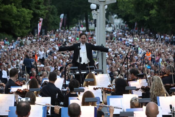 Operna noč je prestavljena, a le za eno uro, na 19.30