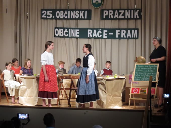 Pouk nekoč so suvereno uprizorili učenci OŠ Fram.