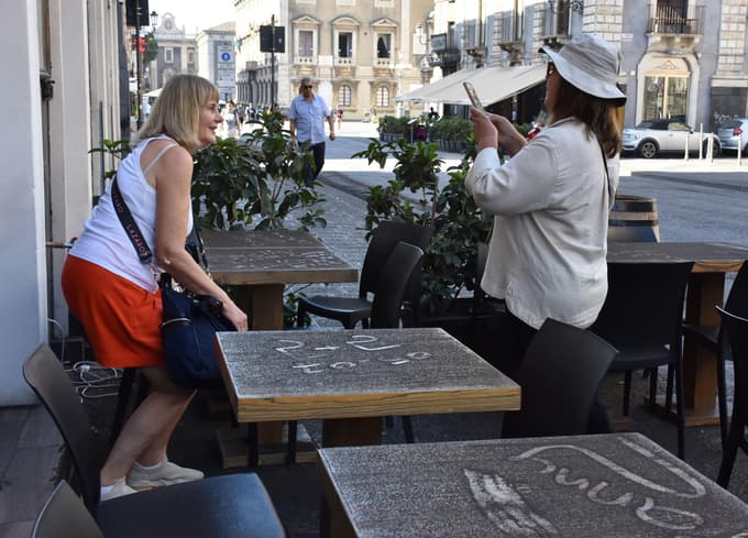 (FOTO) Zaradi povečane aktivnosti vulkanov začasno zaprli letališče v Catanii, na Stromboliju rdeče opozorilo