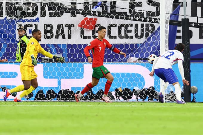 (FOTO) Nogometaši Francije po zmagi po enajstmetrovkah proti Portugalski drugi polfinalisti EP