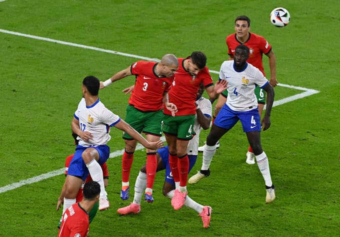 (FOTO) Nogometaši Francije po zmagi po enajstmetrovkah proti Portugalski drugi polfinalisti EP