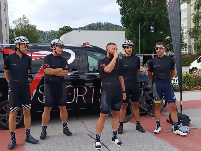 Pet ultra kolesarjev, ki bodo prvič letos brez počitka kolesarili do Srebrenice.